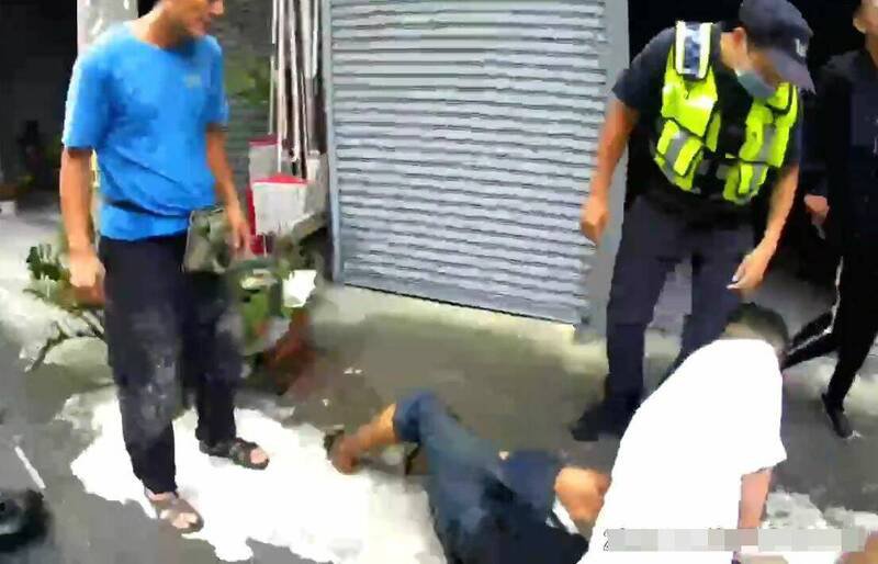 庄姓男子沿路砸车，车主和民众合力将他压制，痛骂「我的车有惹到你吗？」。（记者陈建志翻摄）