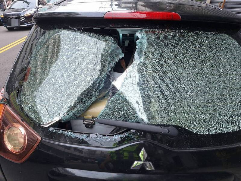 庄姓男子沿路随机砸车，造成6辆自小客车的车窗和挡风玻璃破裂。（记者陈建志翻摄）