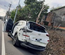 通霄警好忙!休旅车撞刚熄火车辆 10分钟后又有轿车撞等红灯前车