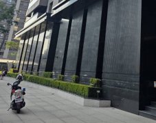 高雄惊传坠楼!男倒卧女性友人家中庭爆头亡