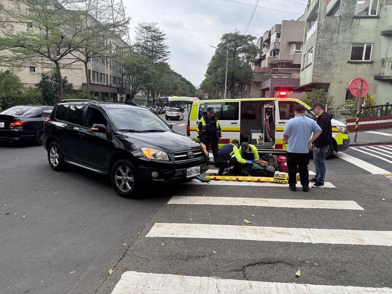 陈姓男子下午驾车沿著基隆市基金一路208巷，驶入基隆长庚情人湖院时，未停等正在穿越斑马线的李姓妇人，致李妇手脚多处擦挫伤。（记者林嘉东翻摄）