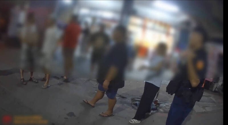 高雄2男酒后失控呛声输赢，员警飙「再闹通通带回去」结束僵局。（民众提供）