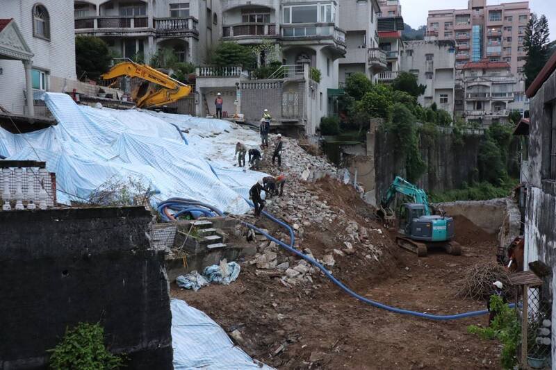 新北市工务局施工团队持续进行降挖土石、加固边坡等灾后复原工程。（工务局提供）