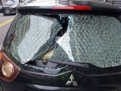 吓人!台中男子沿路随机砸6车 民众合力制伏送办