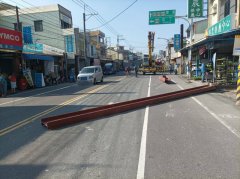 钢筋从天降!营业曳引车载货飞落砸碎民宅水泥墩吓坏人