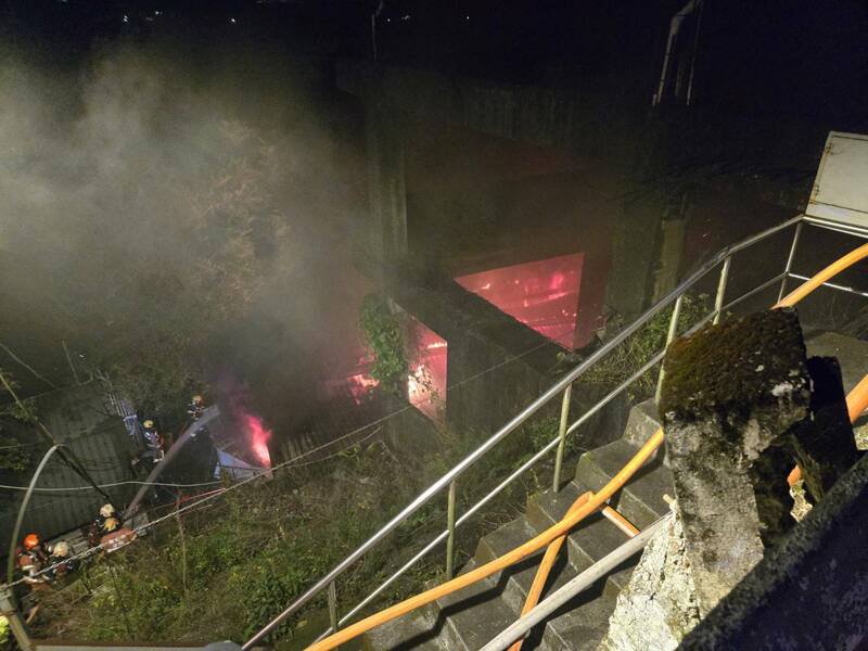 警消赶抵时，现场火势相当猛烈，且有延烧之虞。（记者陆运锋翻摄）