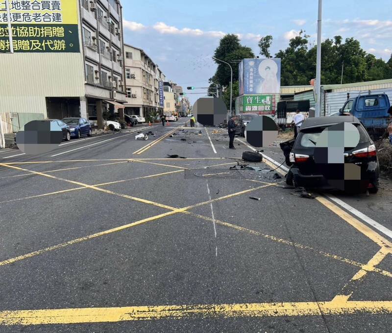 一辆玛莎拉蒂轿车在台南南区永成路三段连撞一辆机车与三辆停在路旁的小客车，造成机车女骑士伤重送医。（民众提供）