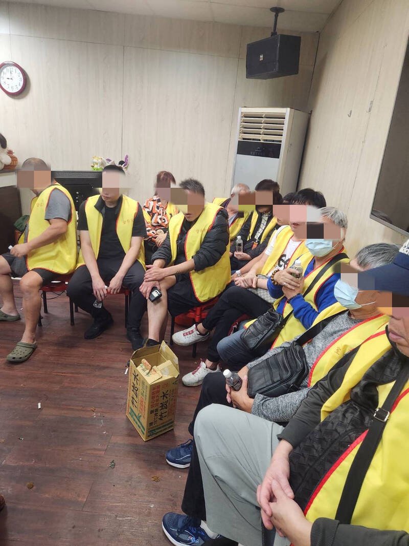 桃警破获推筒子职业赌场逮19赌客和66岁阿嬷级负责人。（警方提供）