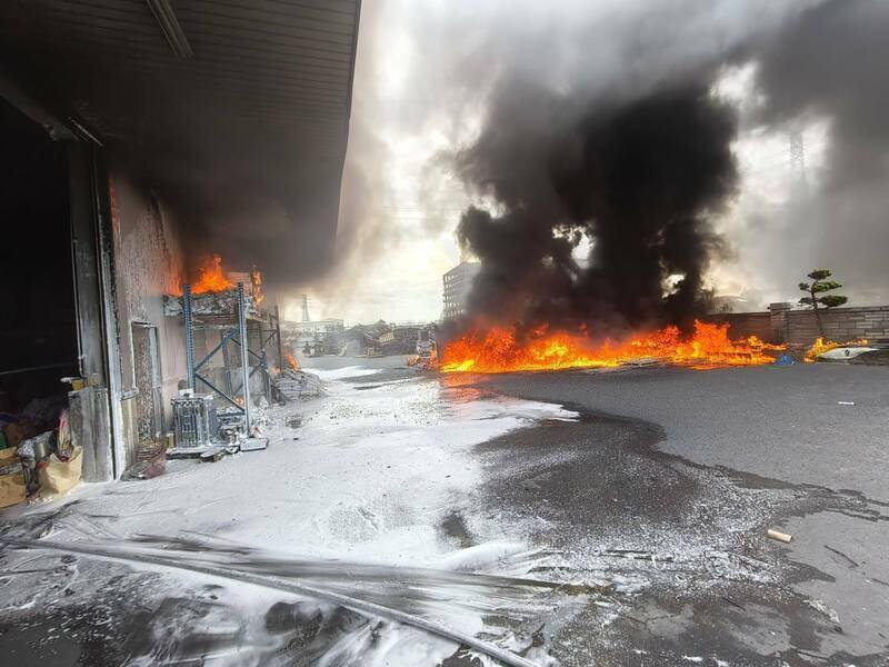 彰化县和美镇一家塑胶射出工厂传出火灾，空地的废弃物起火，冒出浓烟。（民众提供）