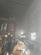 彰化塑胶射工厂火灾 户外废弃物延烧到工厂外墙 幸无人伤亡