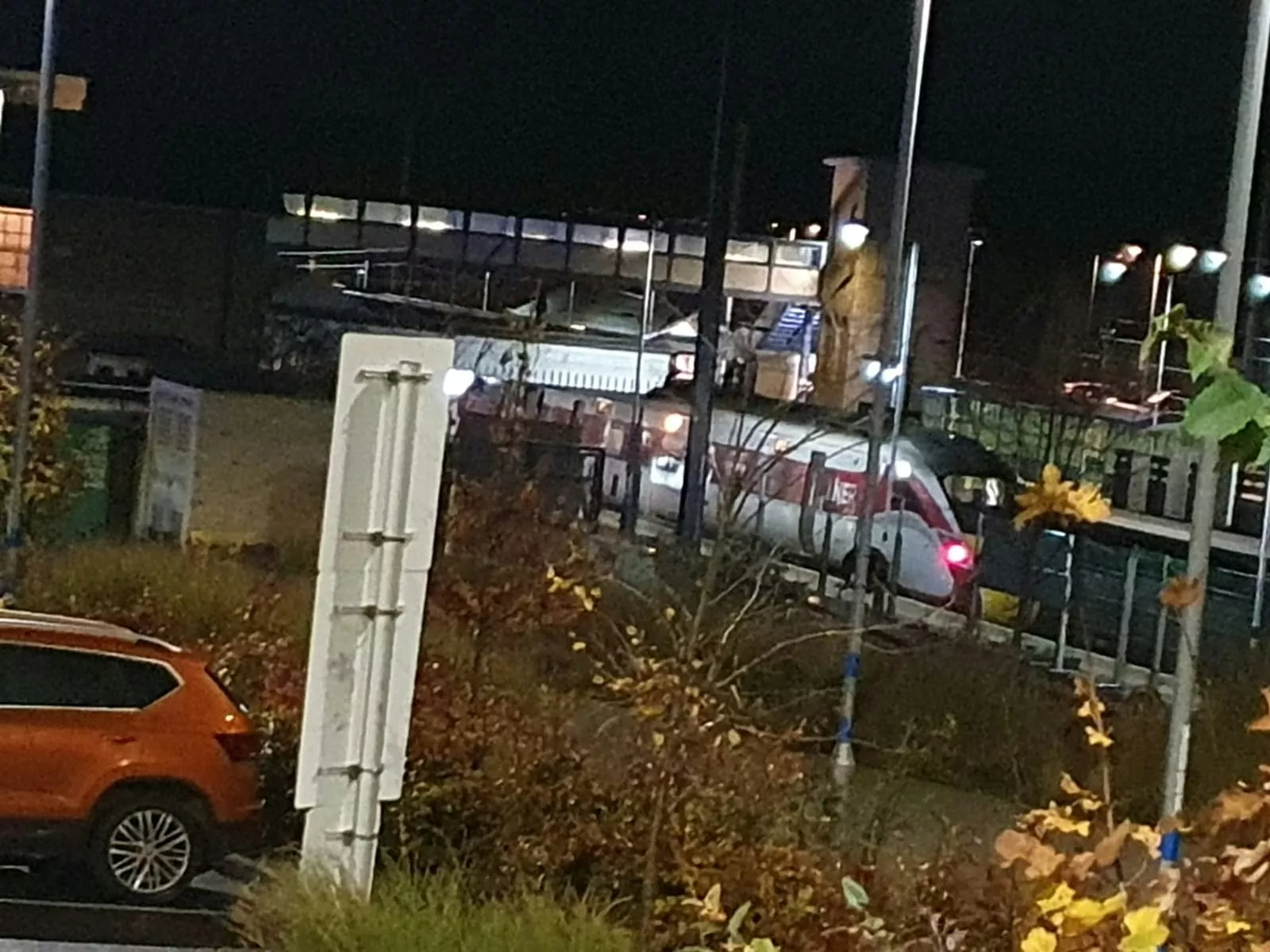 英国火车爆狂徒“大规模攻击”:目击者还原惊悚瞬间