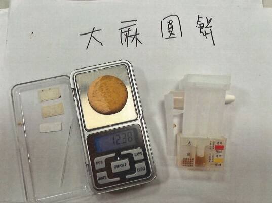 新北市警方在旅店房间起获大麻圆饼。（警方提供）