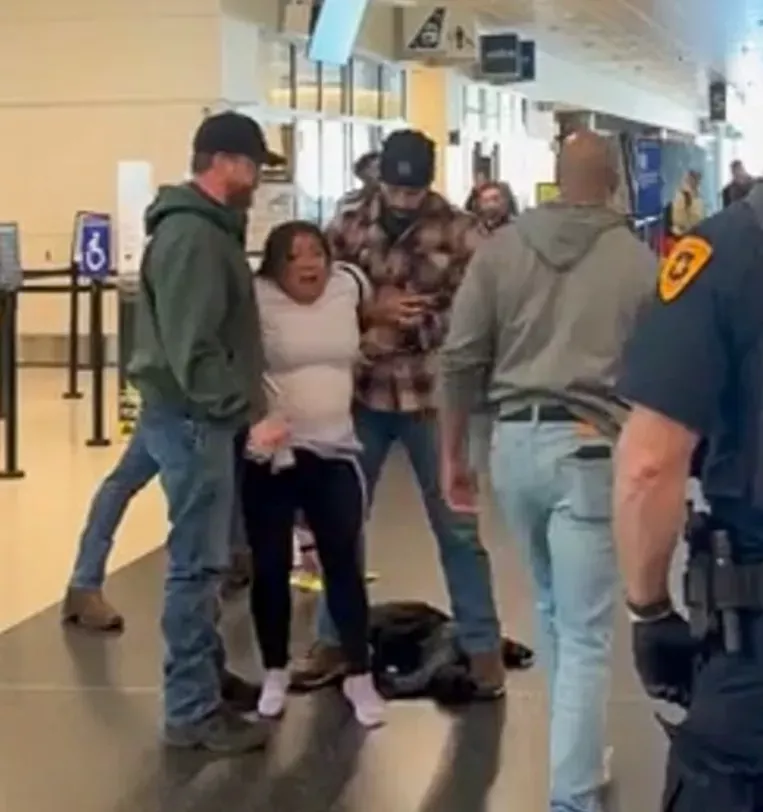 ICE机场内抓人！女子哭喊 专家心碎 网友却叫好