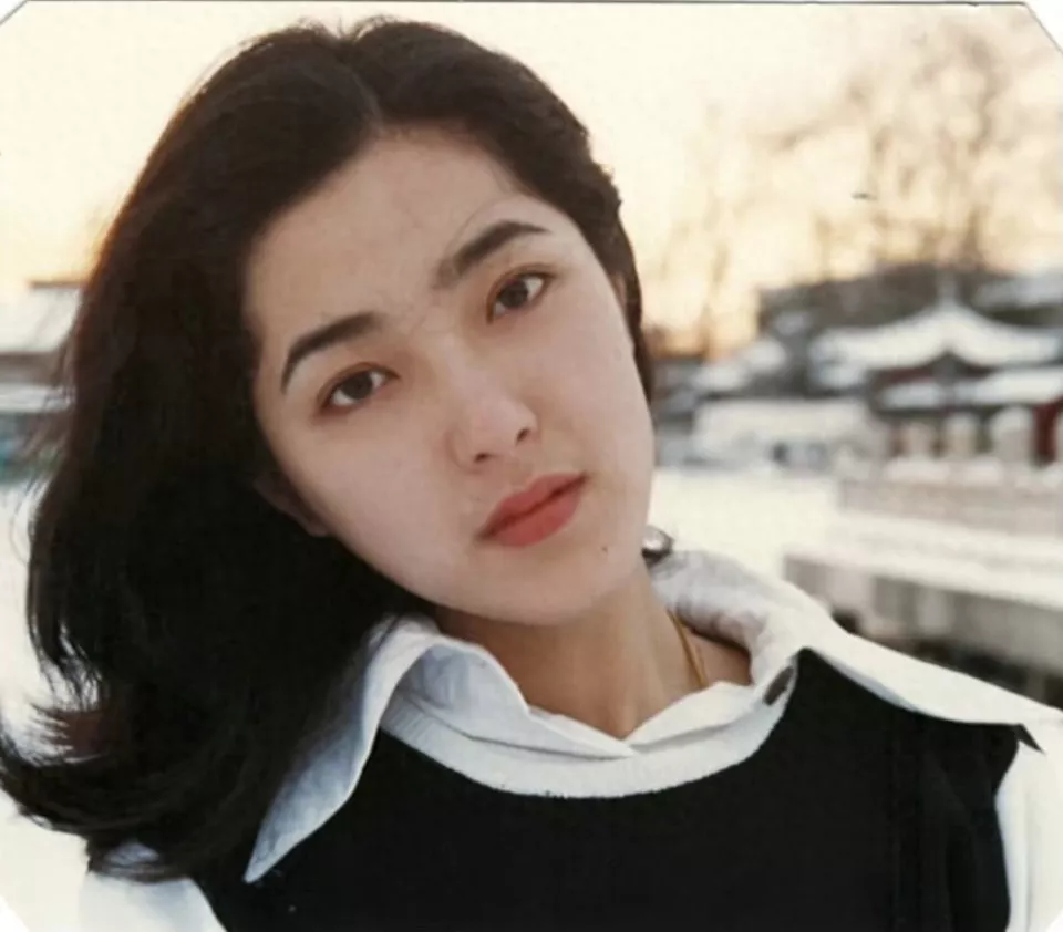 48岁曾黎回老家种地!满脸褶头发花白断崖衰老,徒手摘黄瓜像农妇