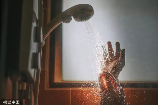 72岁爷饭店洗澡被"58度高温水活活煮死",家人目睹皮肤脱落吓