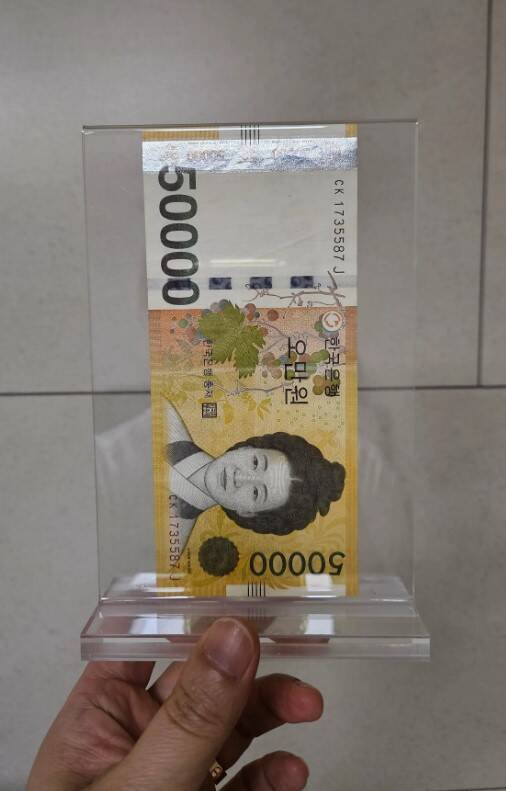 店员将5万韩元钞票裱起来。（图撷自Threads）