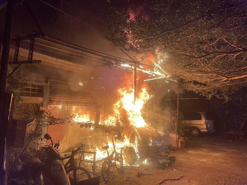 熊熊火势吞噬整栋铁皮屋。（民众提供）