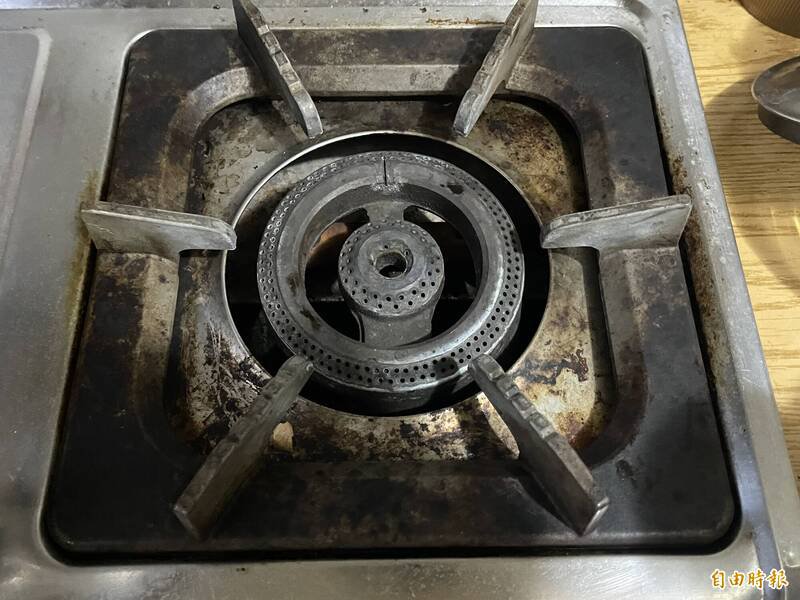 高雄一男子因缺钱专偷火锅店外的炉心变卖花用，2家店被偷了6颗影响生意，店家怒报警，窃贼落网坦承犯行。图片与新闻事件无关。（记者黄良杰摄）