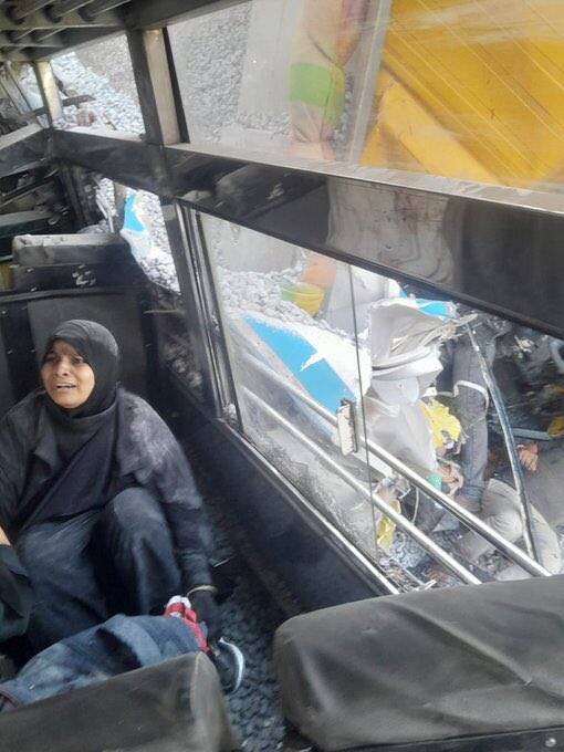 巴士生还乘客相当惊恐。（图撷自「@rajeshreddyega」X帐号）