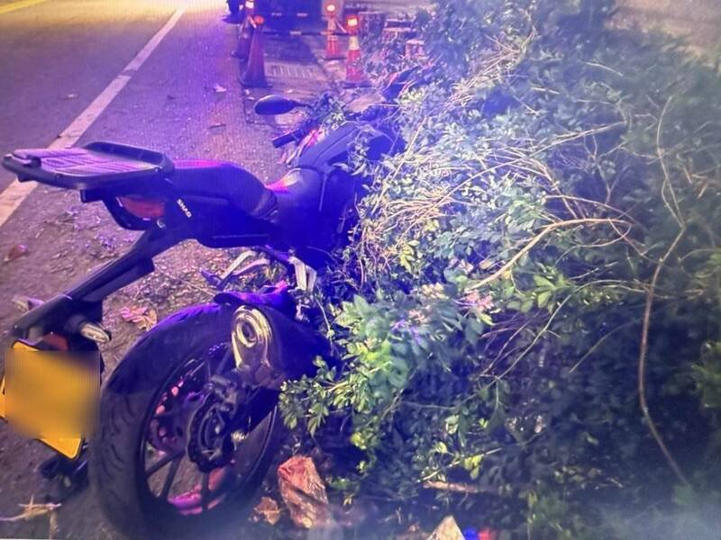 桃园市芦竹区八股路发生黄牌大型重机自撞，骑士送医不治事故。（记者余瑞仁翻摄）