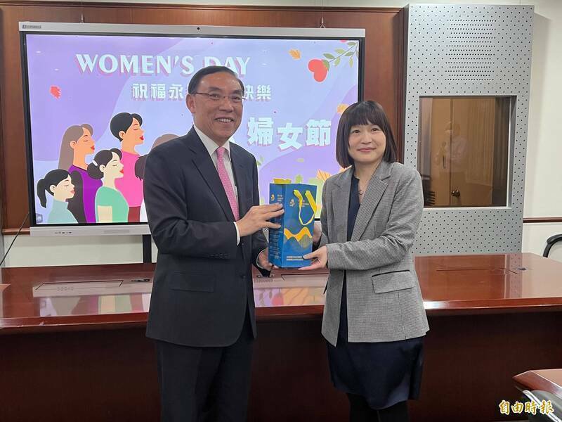 台湾桥头地检署主任检察官郑子薇(右)获得公务人员杰出贡献奖肯定。(资料照) 台湾桥头地检署主任检察官郑子薇(右)获得公务人员杰出贡献奖肯定。(资料照)