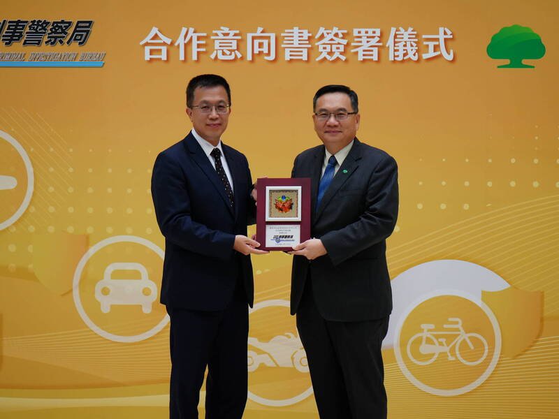 刑事局副局长陈世煌（左）与国泰产险总经理陈万祥代表签署反诈MOU。（记者姚岳宏翻摄）