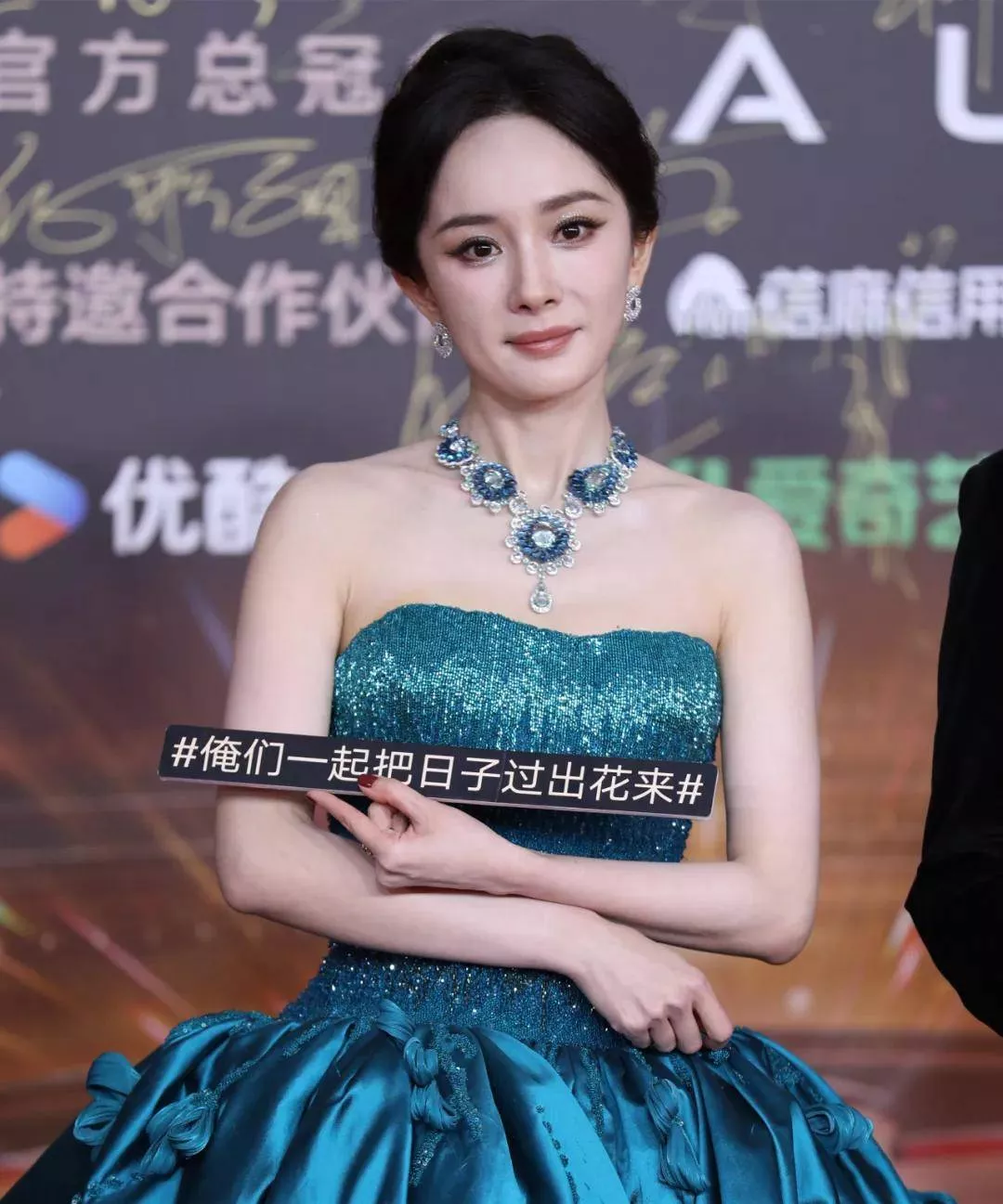 视界大会红毯尴尬瞬间!踩裙子、抢位置,手忙脚乱