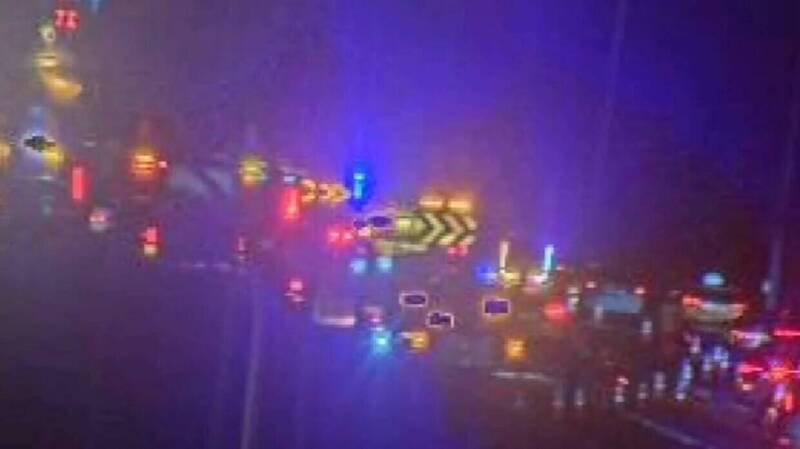 国1五杨高架南向45.3K桃园路段，3日晚间发生5车事故。（记者郑淑婷翻摄）