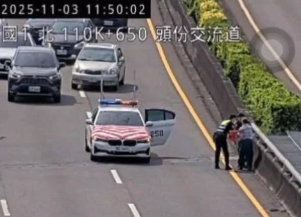 国道1号北向110.5公里处苗栗县头份路段，今（3）日近午，出现1名69岁老翁于内侧路肩逆向行走，国道二队警方获报前往，将老翁载回分队。（翻摄国道即时路况影像）
