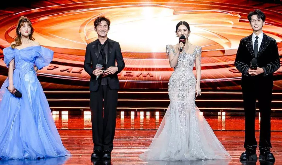 谢娜主持晚会直播接不上话，看热闹忘记控场一直笑