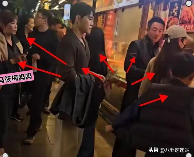 汪小菲一家成都度假,小玥儿装扮太意外