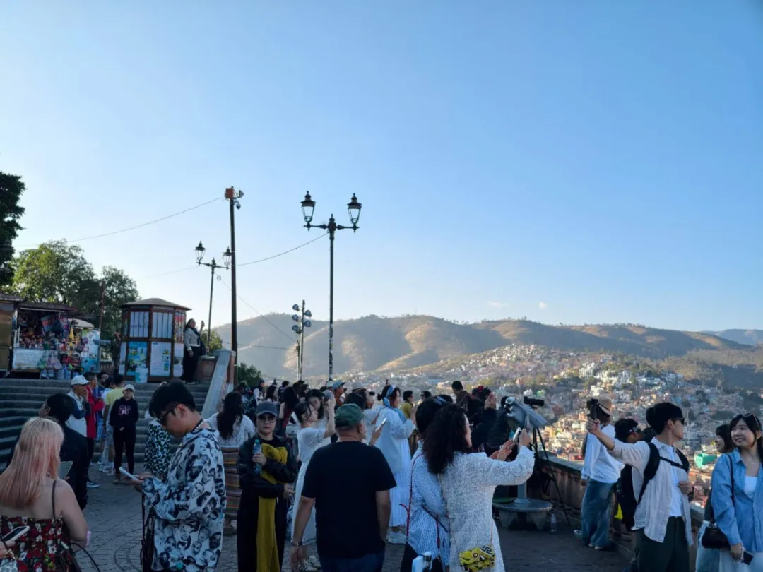 墨西哥坟头,挤满蹦迪的中国人 墨西哥坟头,挤满蹦迪的中国人