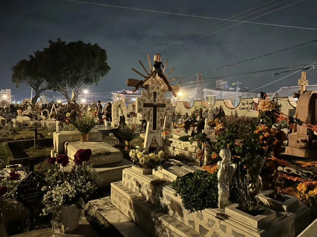 墨西哥坟头,挤满蹦迪的中国人 墨西哥坟头,挤满蹦迪的中国人