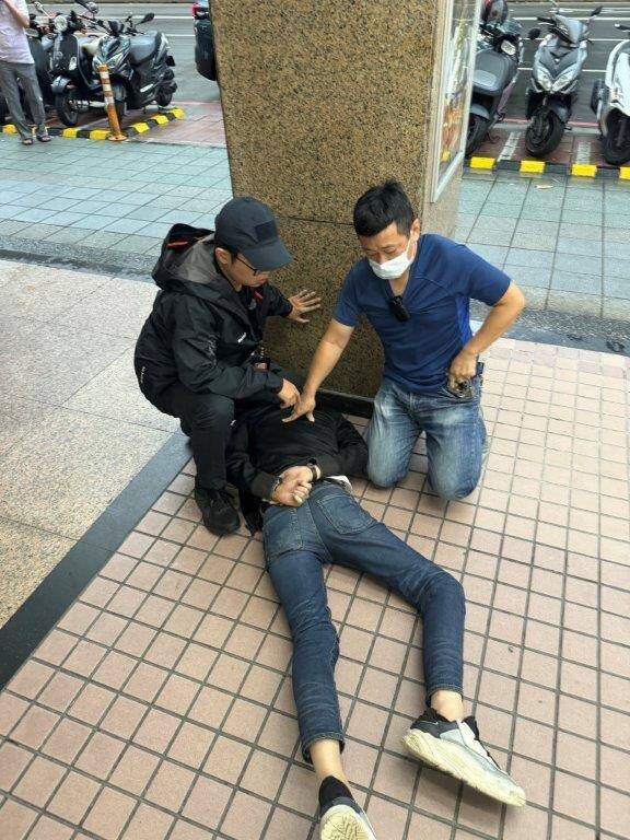 诈骗集团刘姓车手遭大安分局警方逮捕。（记者郑景议翻摄）