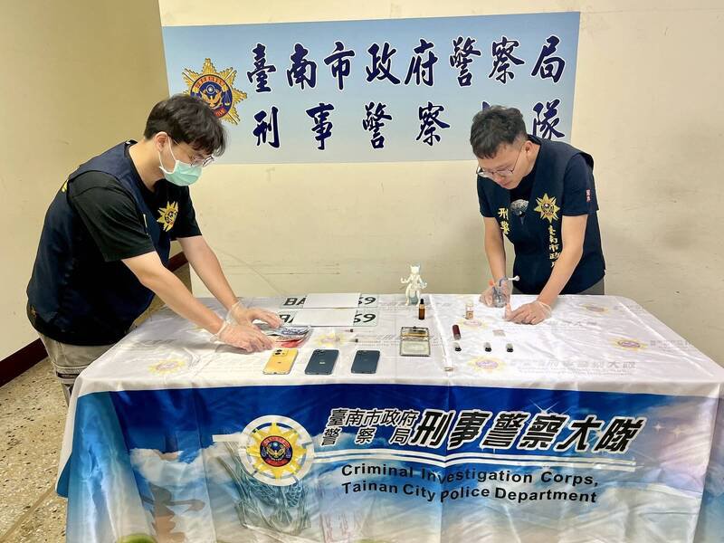 洪姓男子与陈姓女友涉嫌驾驶悬挂假车牌车辆贩毒，南市刑获报后调阅近百支路口监视器，以大数据分析后，上月初前往两人在善化租屋处搜索，起出安非他命、依托咪酯等毒品与贩毒工具一批。（警方提供）