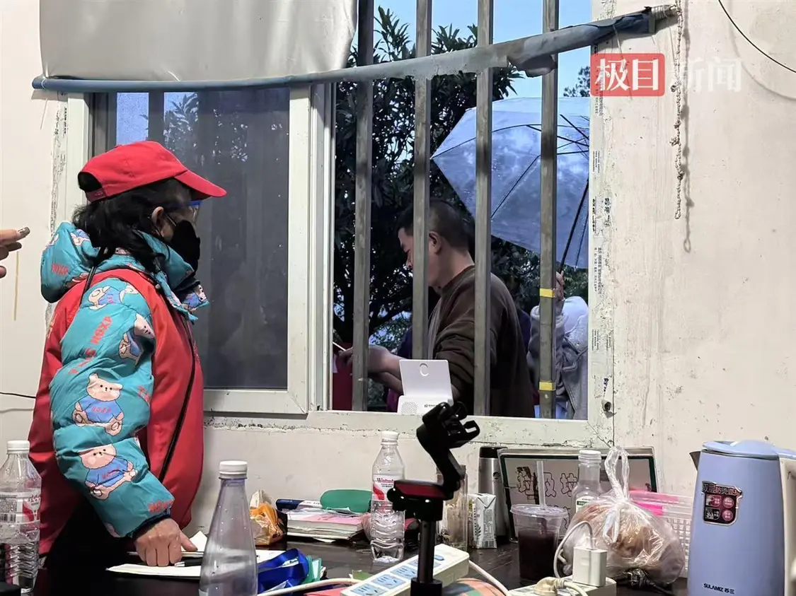 11月2日18时，还有游客前来打卡