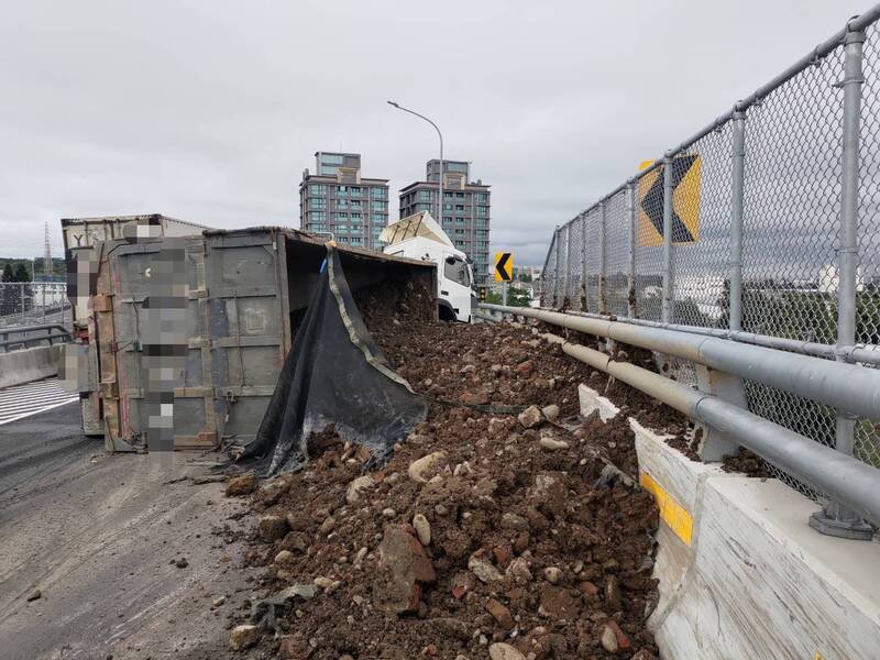 砂石车载运的土方倾泻在匝道路面上。（记者余瑞仁翻摄）
