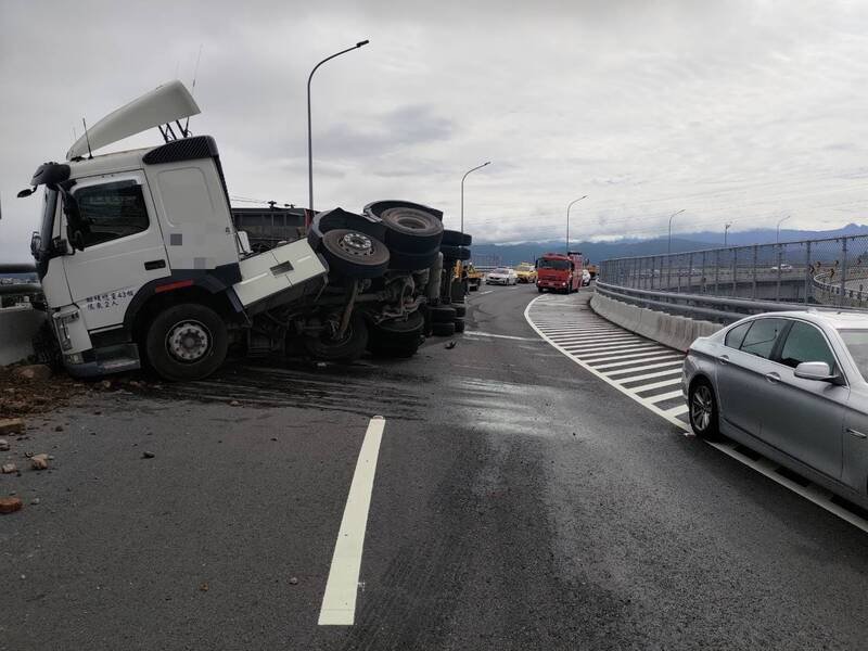国道3号大溪交流道南向出口环道（往台线66方向）发生砂石车翻覆事故。（记者余瑞仁翻摄）