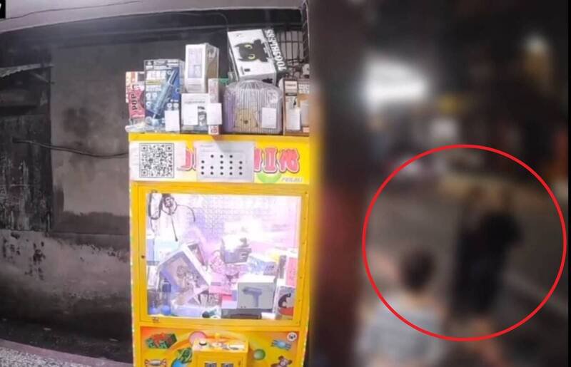 监视器拍下男子殴打女店员的画面。（记者吴升儒翻摄）