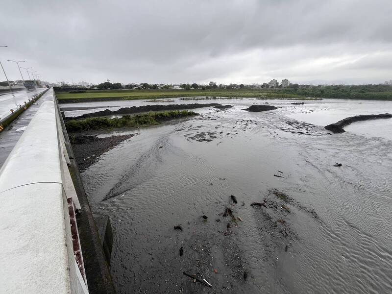 宜兰县歪仔歪桥桥下的罗东溪，今天被人发现一具女性浮尸。（图由读者提供）