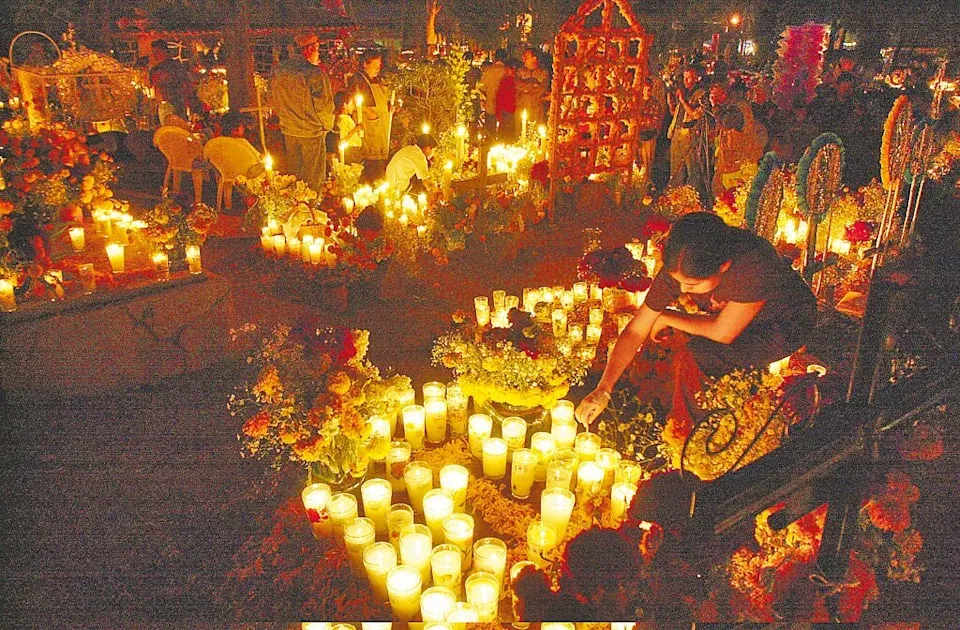 墨西哥坟头,挤满蹦迪的中国人