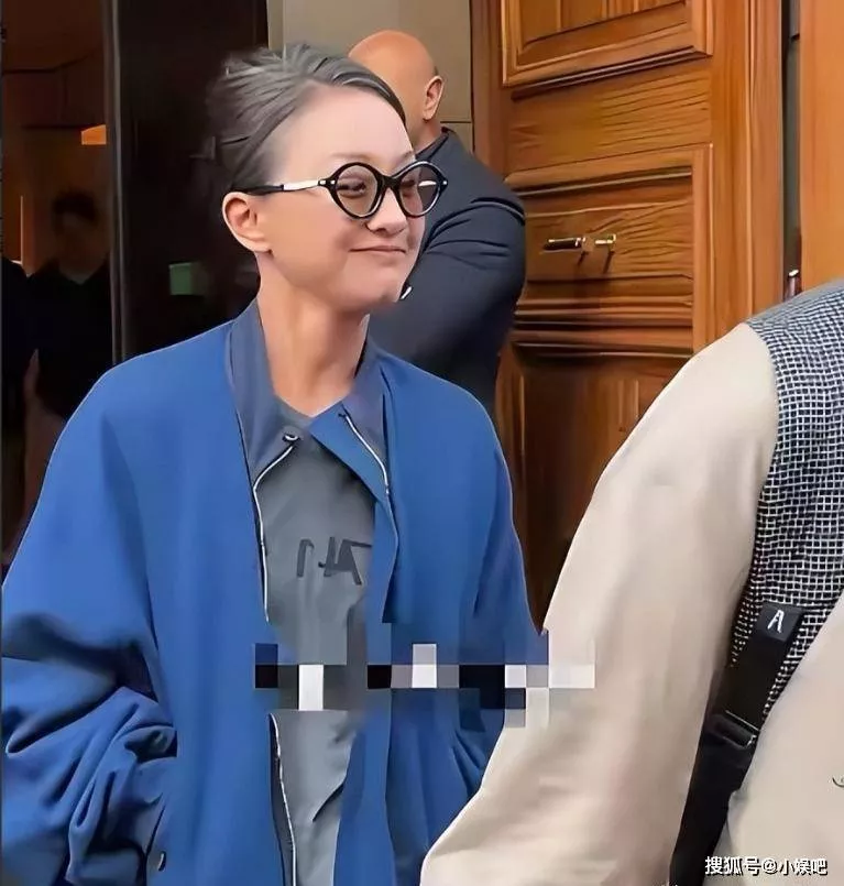 周迅白发素颜亮相巴黎,一脸老态认不出