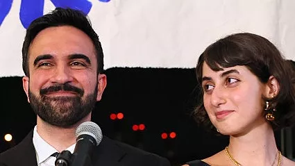 曼达尼艺术家妻子行踪神秘 或成首位Z世代第一夫人