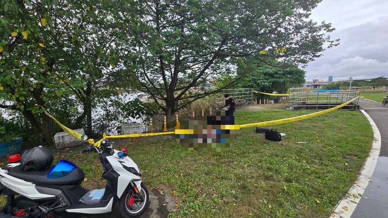 新北市三重淡水河畔，今天下午被路人发现一具浮尸，警方勘验证实死者为女性，通知家属厘清。（记者吴仁捷翻摄）