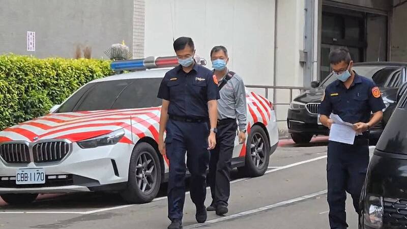 肇事的客运驾驶由警方带往相验现场。（记者郑淑婷翻摄）