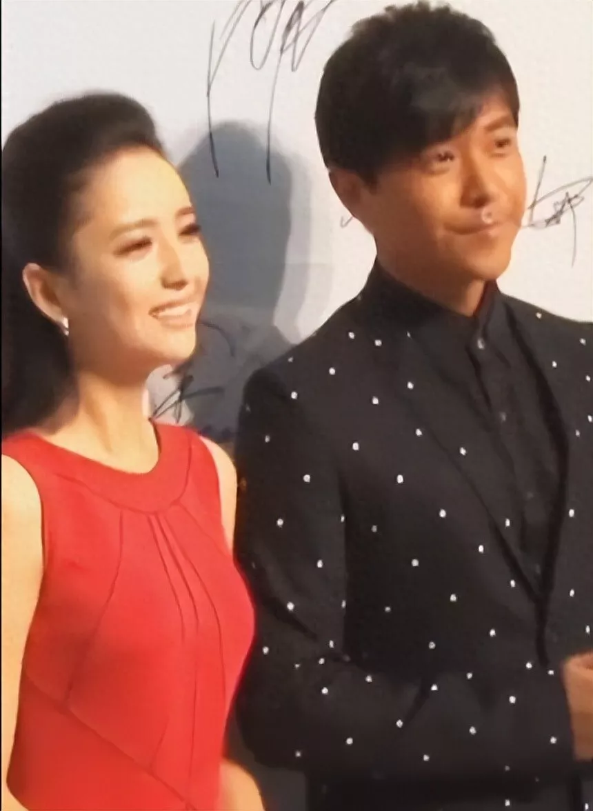 佟丽娅在深圳扫购黄金!头发稀少假发明显,满胳膊黄金手串太吸睛