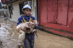 海鸥台风肆虐菲律宾至少26死 军用直升机救灾途中坠毁
