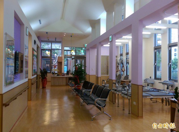双连新庄社福中心一楼设有复健诊所，二楼日照中心的老人家免去舟车劳顿，就近复健。（记者叶冠妤摄）