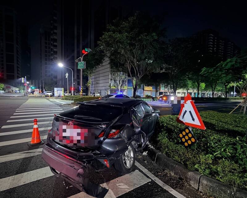 高雄2轿车追撞2人受伤送医，疑未保持距离肇责待鉴。（民众提供）