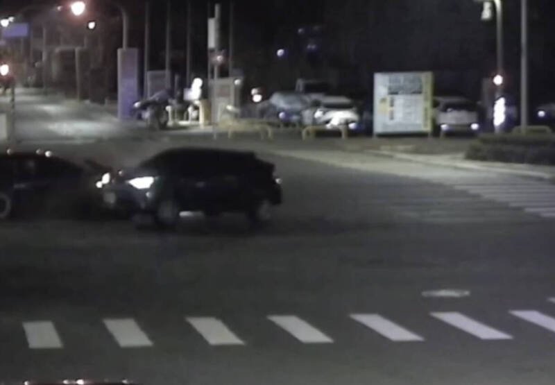 高雄2轿车疑未保持距离追撞，2人受伤送医。（民众提供）